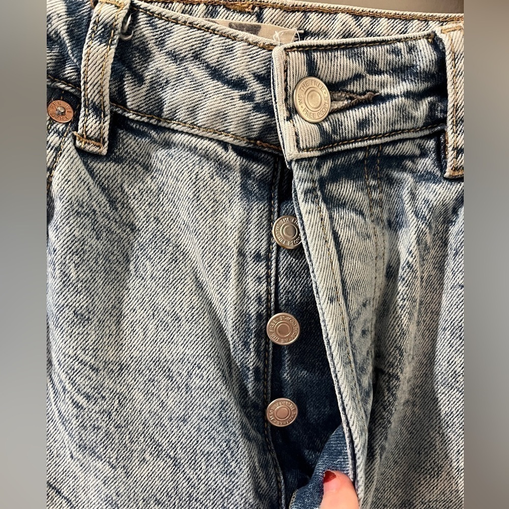 Free People We The Free Zuri Mom Button Fly Jeans Lived In Blue 27 OB1245649 - Picture 4 of 8